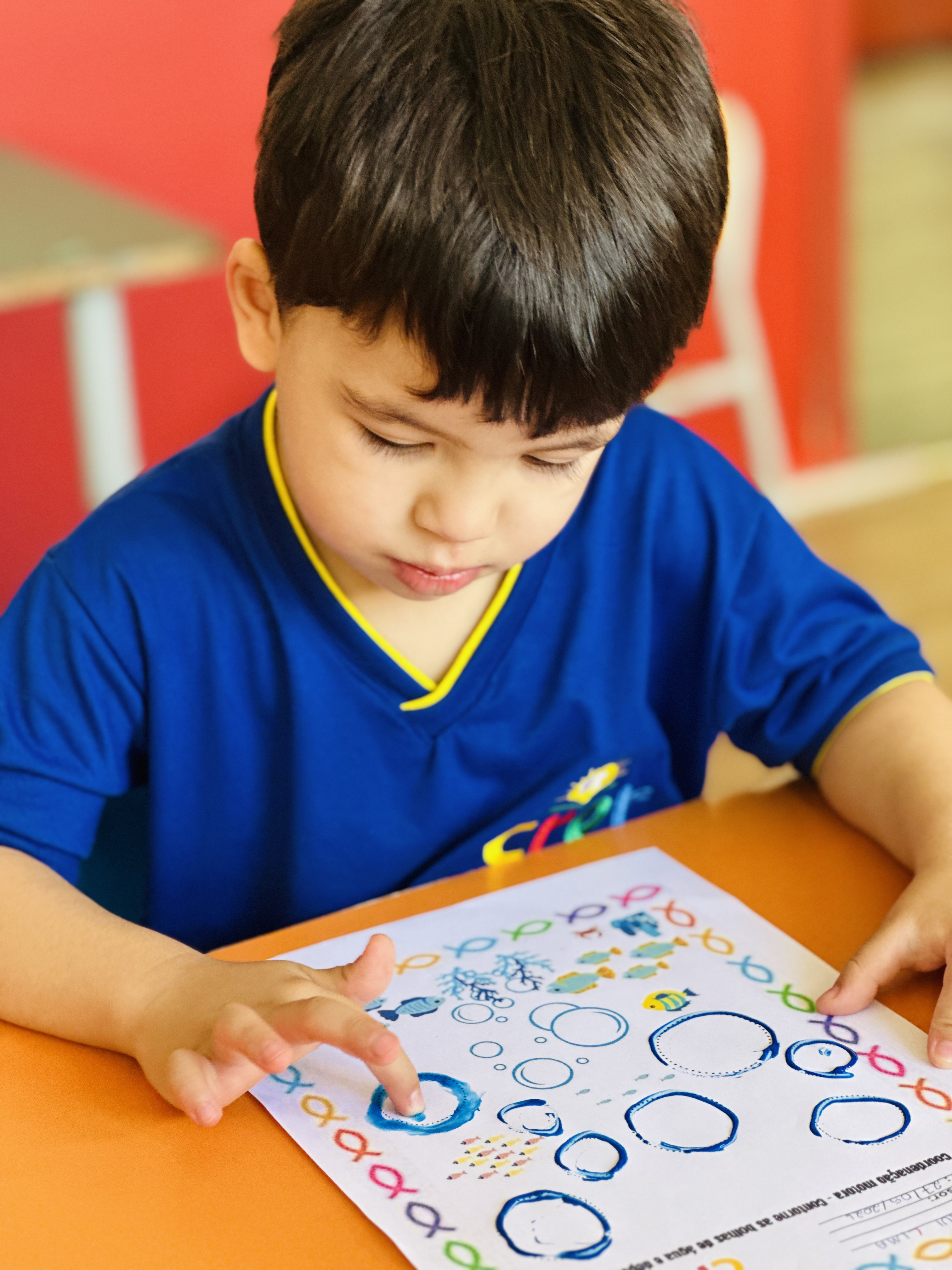 Atividade de artes com tintas coloridas