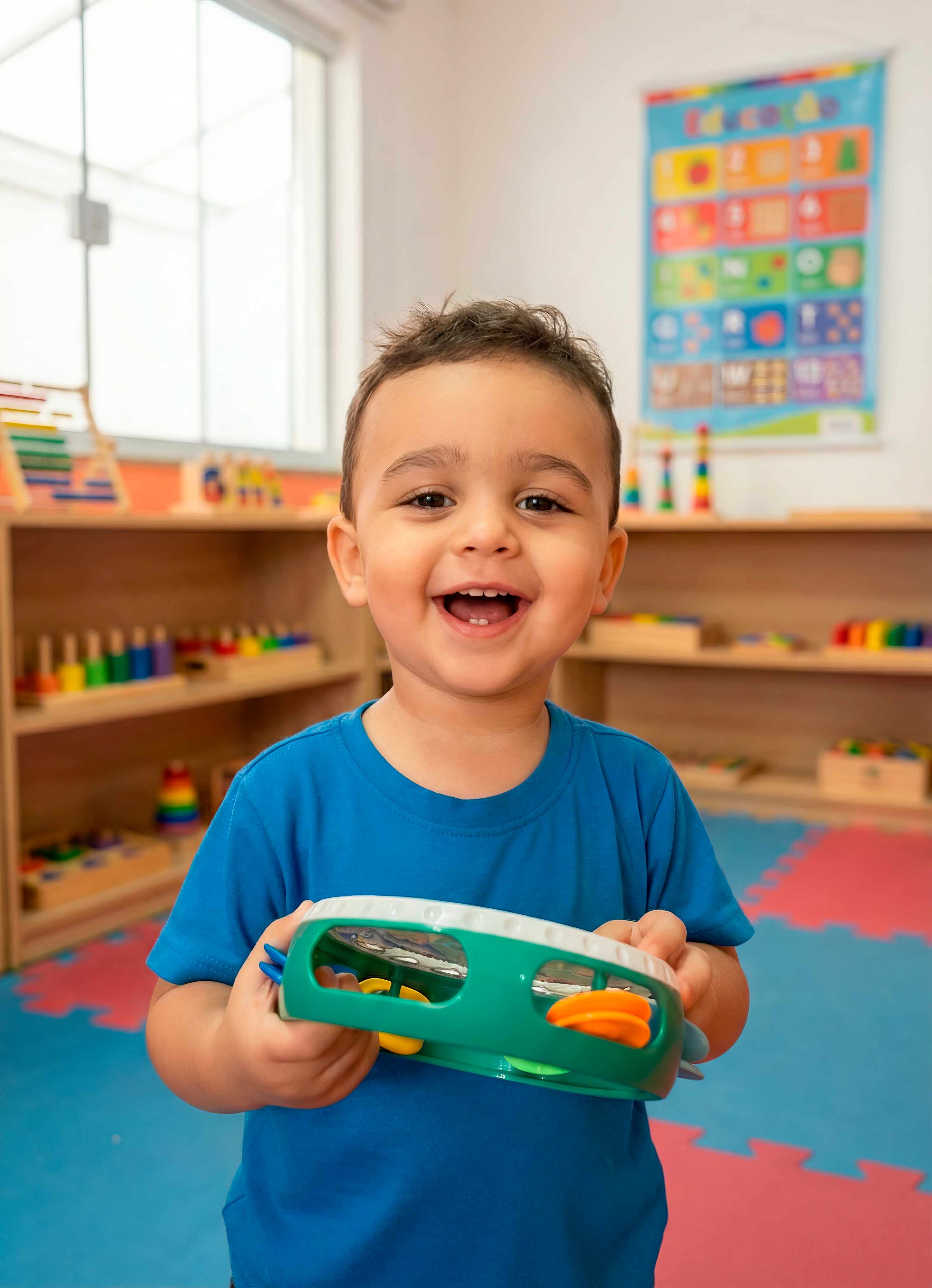 Criança brincando na escola